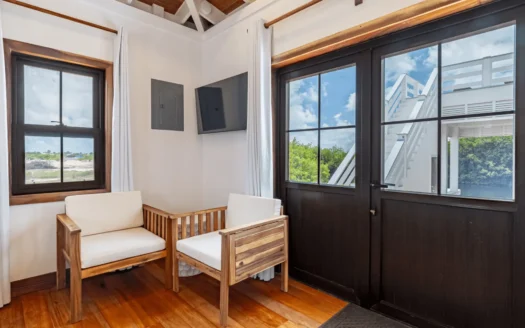 4 Bedroom Furnished Canal-Front House with Guest Suite
